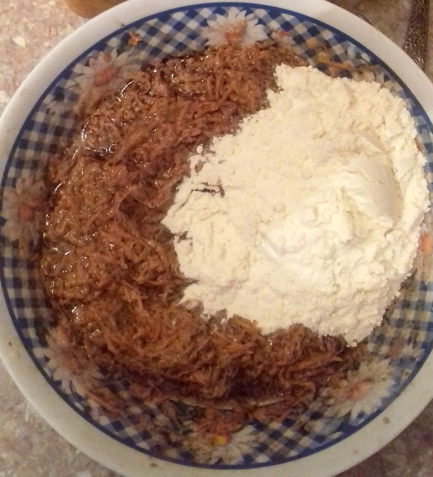 Морковные кексы с творогом и шоколадом: шаг 2