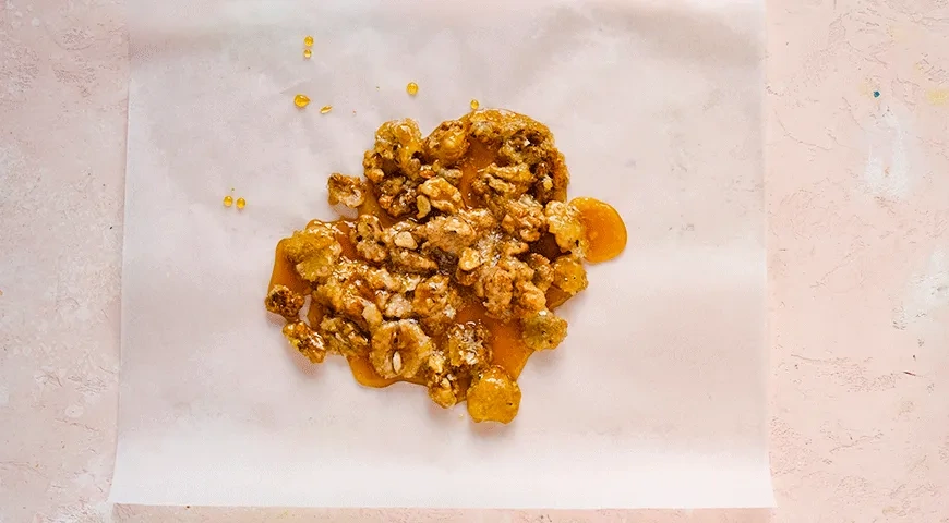 Мороженое с карамелью и орехами: шаг 2