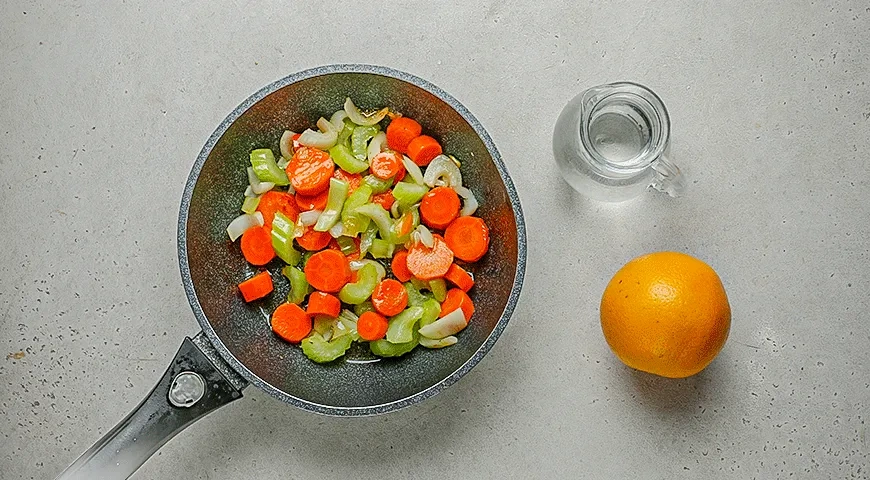 Мраморный рулет из рыбы со спаржей, цитрусовым жу и кремом из сельдерея: шаг 2