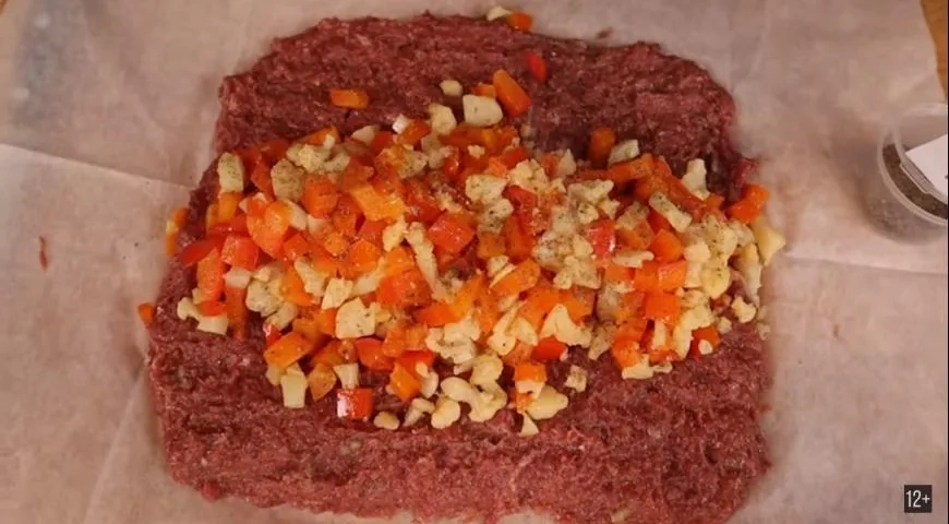 Мясной рулет с моцареллой: шаг 2