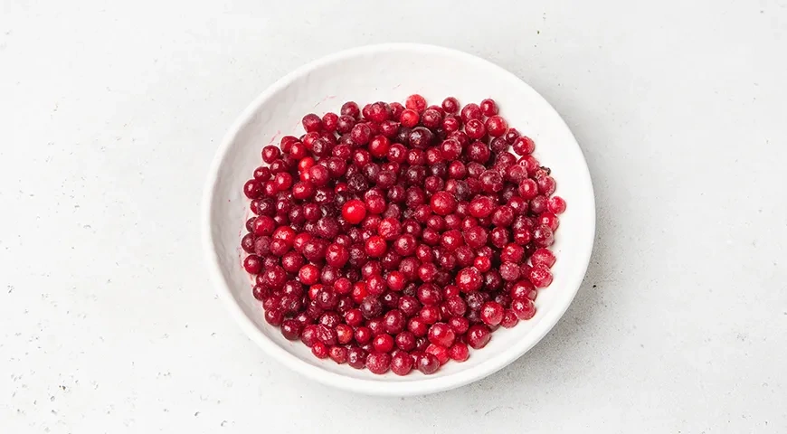 Настойка из клюквы с медом и мятой по-домашнему: шаг 2