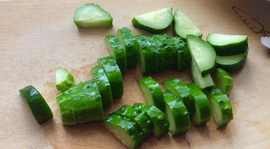 Огуречный салат с тунцом: шаг 2