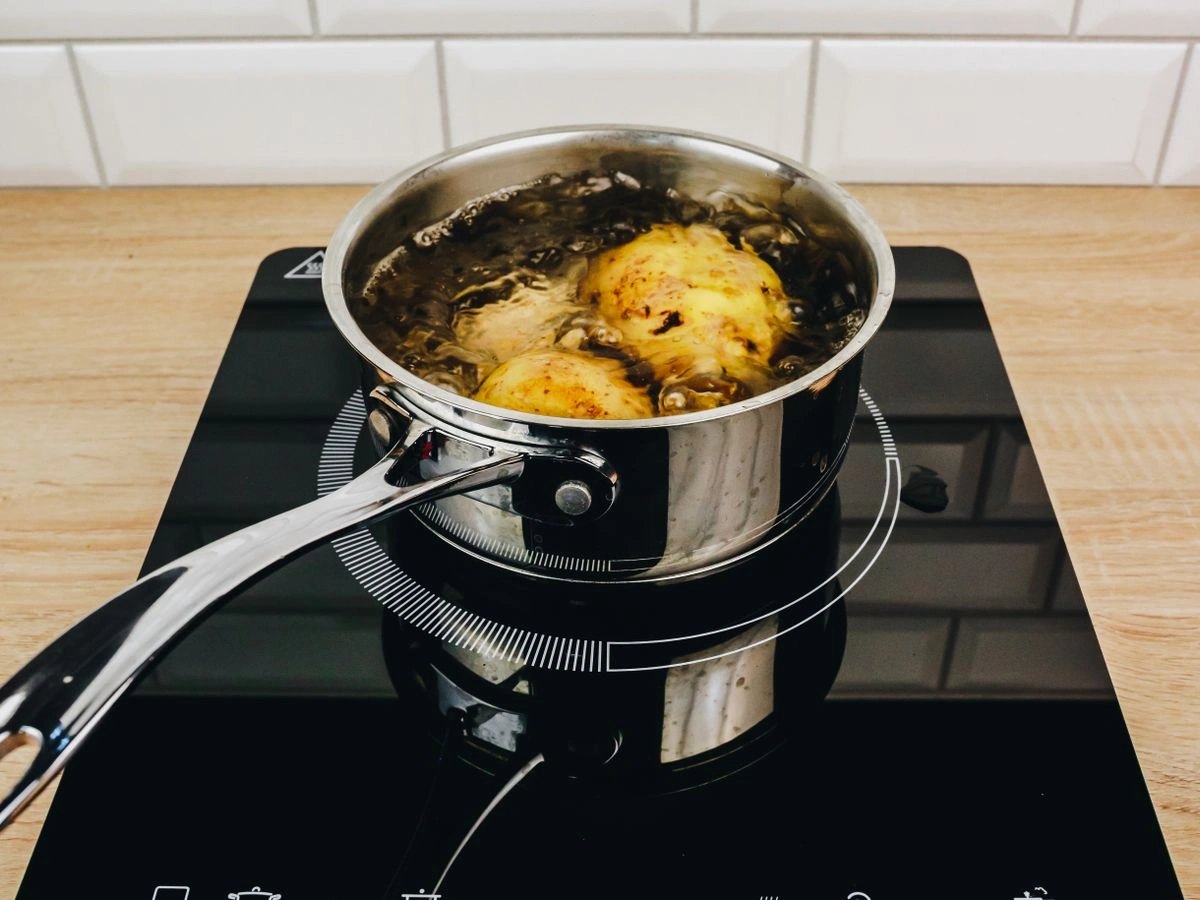 Шаг 2: Окрошка с колбасой и редисом