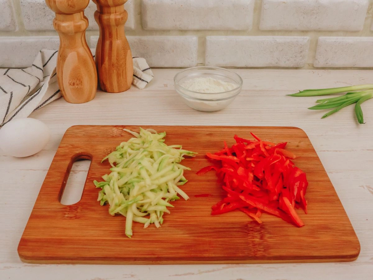 Шаг 2: Оладьи из кабачков и болгарского перца