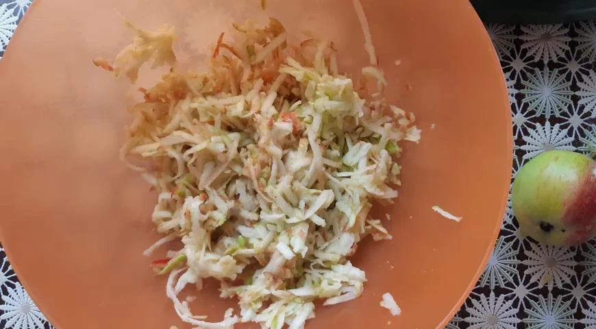 Оладьи из кабачков и яблок: шаг 2