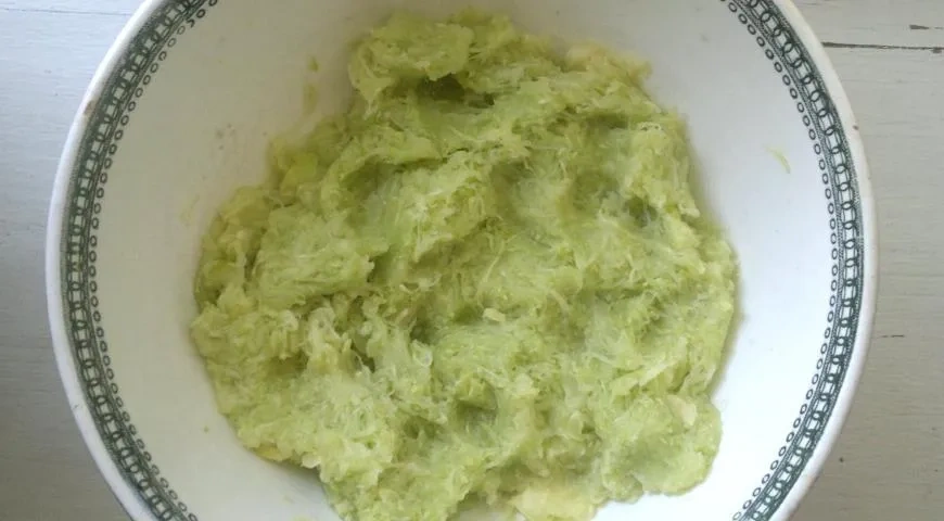 Оладьи из кабачков с соусом из сметаны: шаг 2