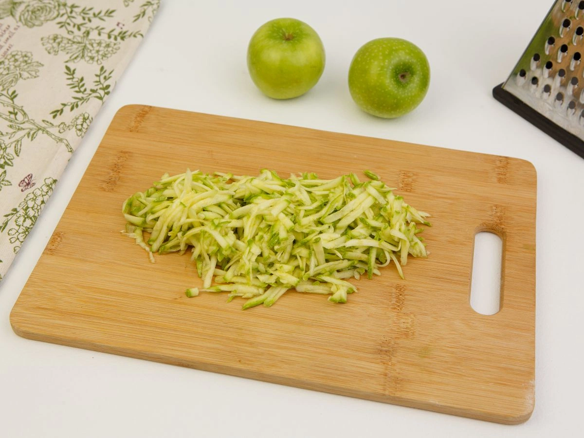 Шаг 2: Оладьи из яблок и кабачка