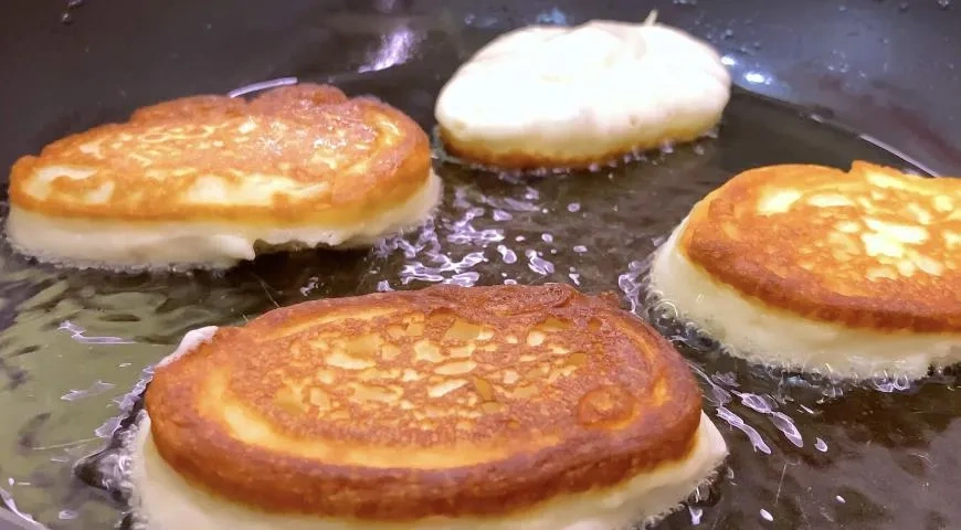 Простые оладьи на кефире: шаг 2