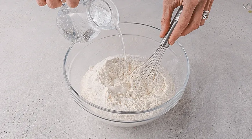 Оладьи на минеральной воде с грушей: шаг 2