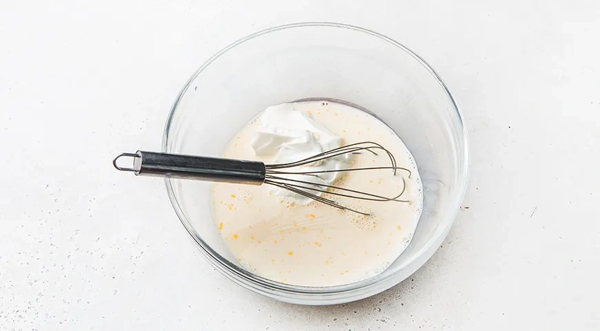 Оладьи на сметане с яблоками: шаг 2