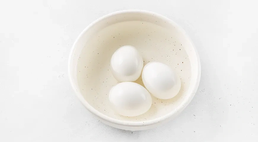 Оливье с крабовыми палочками: шаг 2