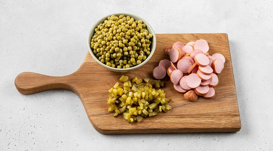 Оливье с сосисками: шаг 2