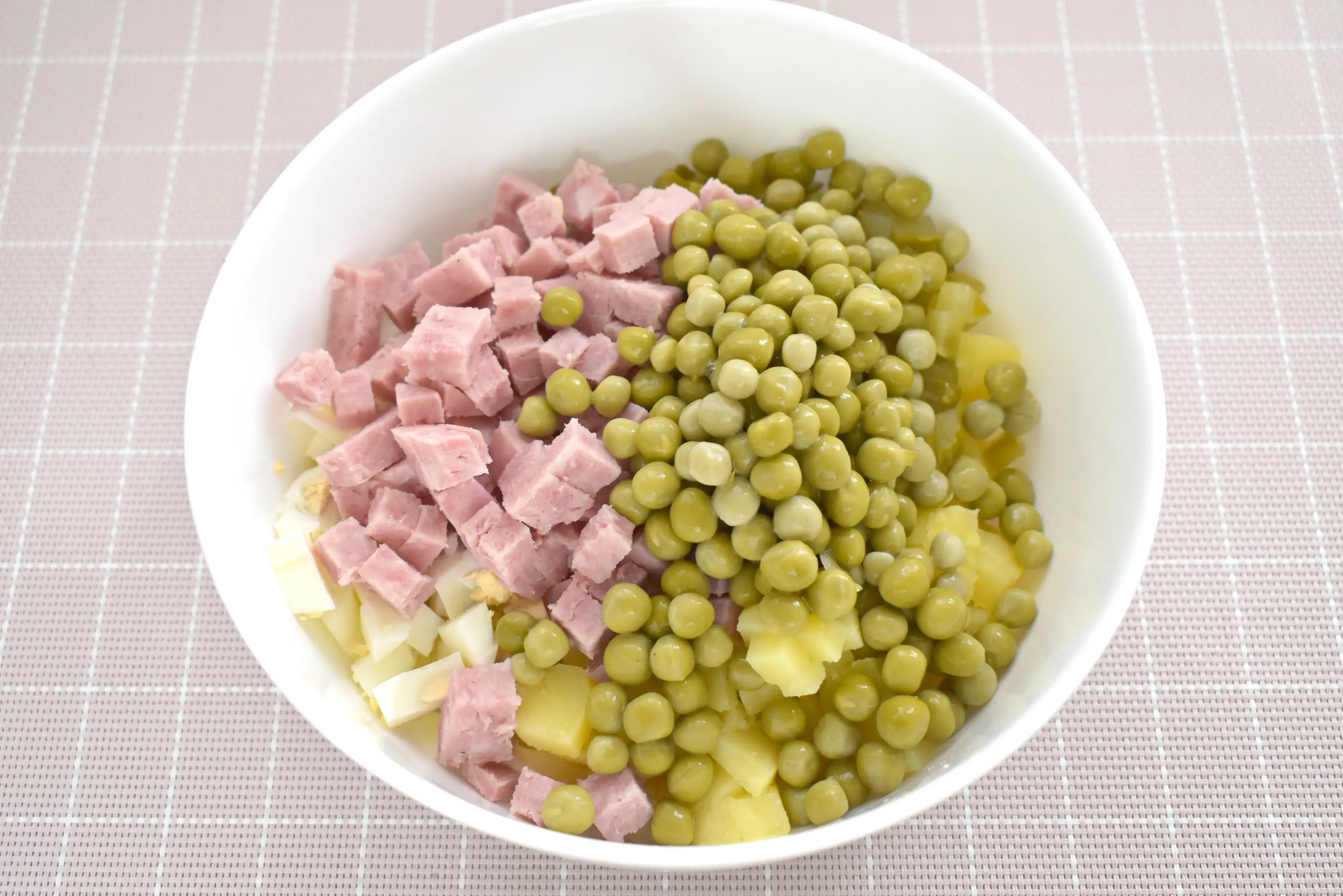 Оливье с ветчиной без моркови: шаг 2