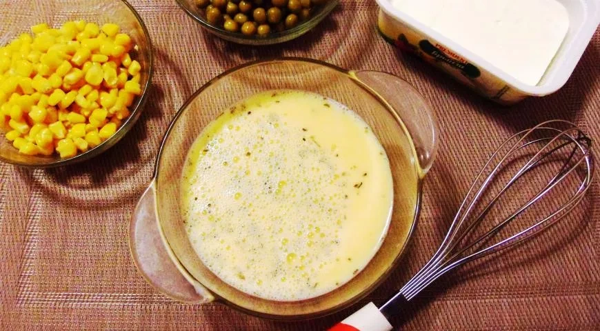 Омлет с брынзой, кукурузой и горошком: шаг 2