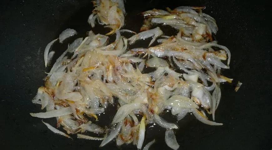 Омлет с помидорами и луком: шаг 2