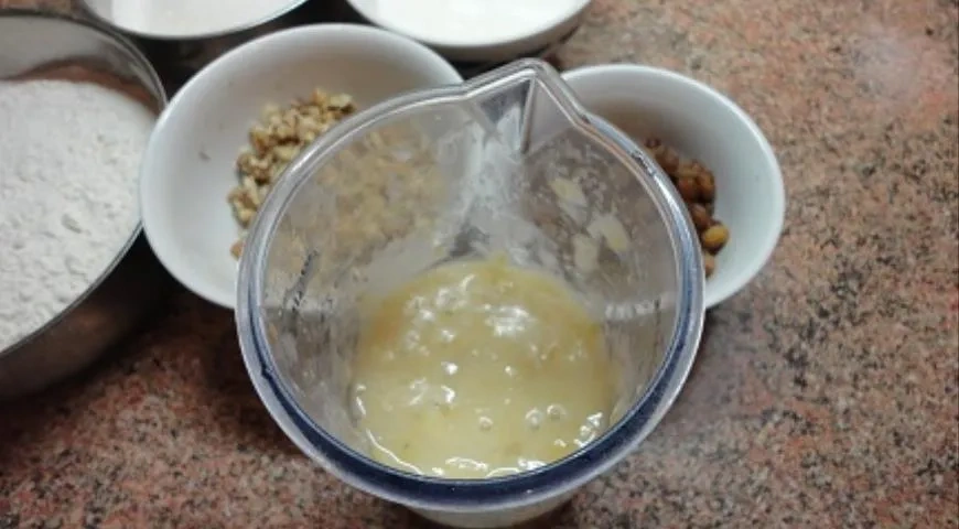 Осенний кекс с грушей, бананом и изюмом: шаг 2