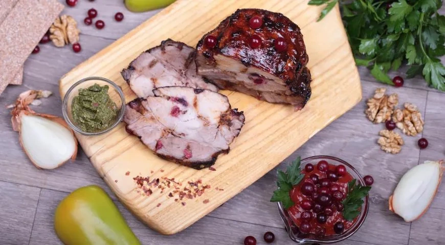 Осенняя свинина запеченная с клюквой и сливой: шаг 2