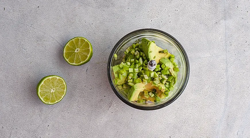 Острый соус из авокадо и лайма: шаг 2