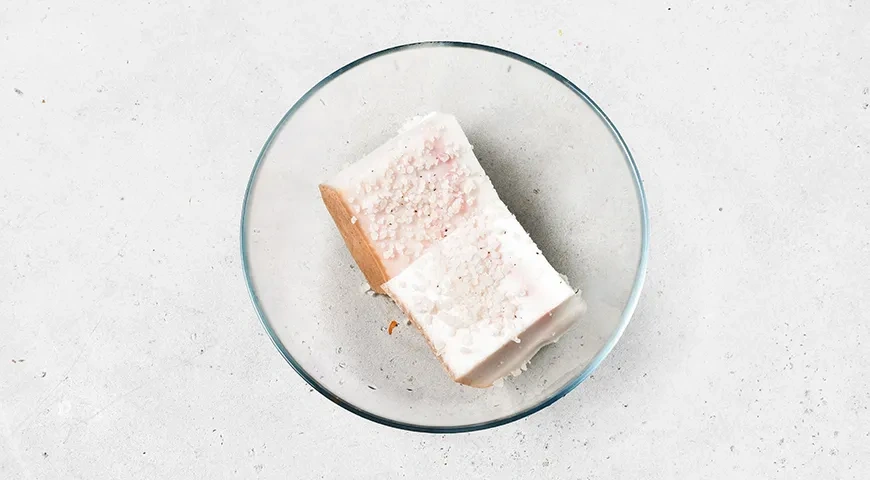 Отварное сало, засоленное в пакете: шаг 2