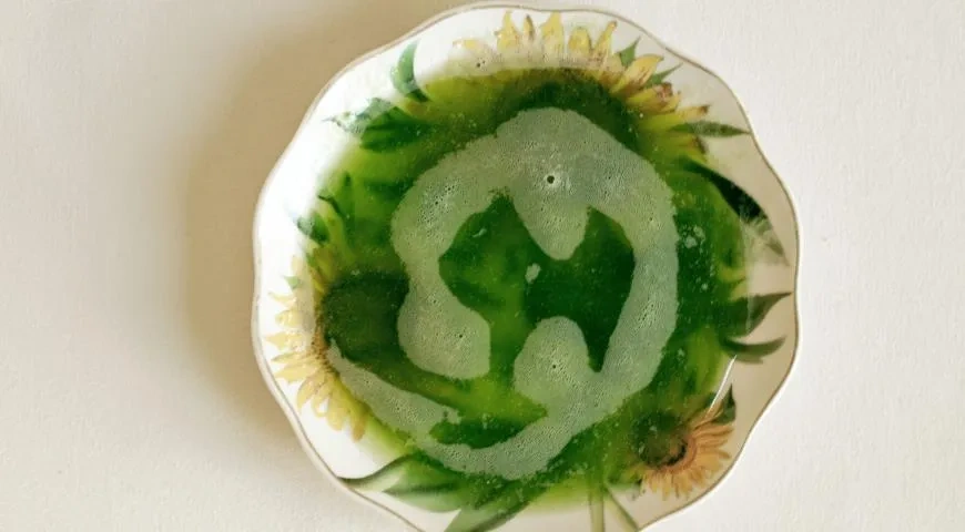 Панакотта из щавеля с гелем из огурца и икрой из ромашки: шаг 2
