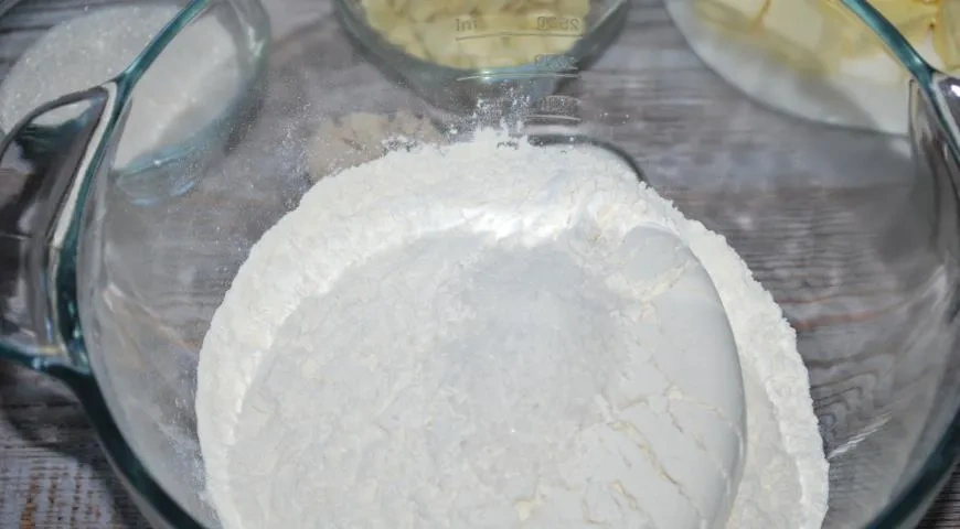 Пасхальная выпечка с вяленой вишней, шоколадом и фисташками: шаг 2