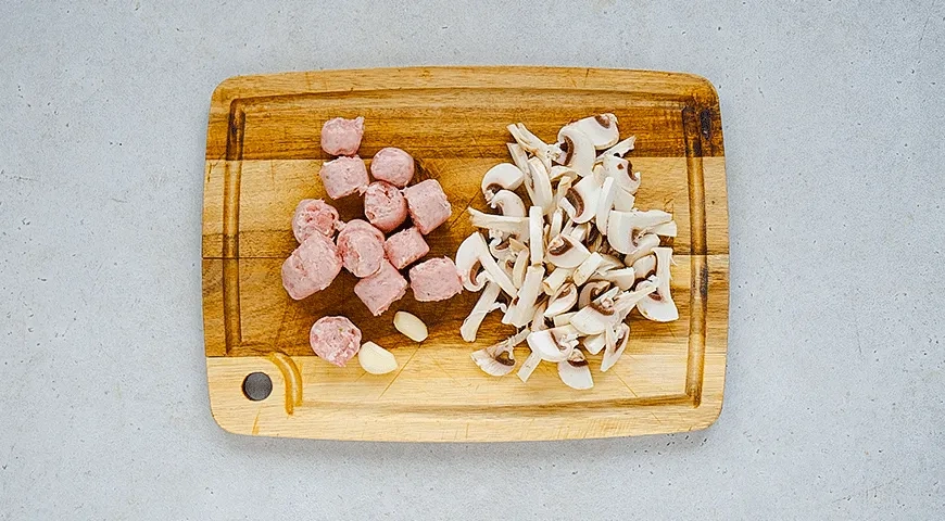 Паста с колбасками и грибами в сливочном соусе: шаг 2