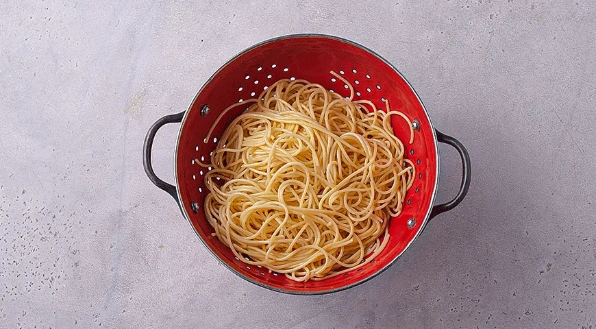 Паста с морепродуктами, шпинатом и вялеными томатами: шаг 2