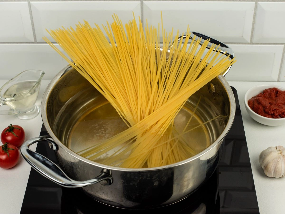 Шаг 2: Паста в томатно-чесночном соусе