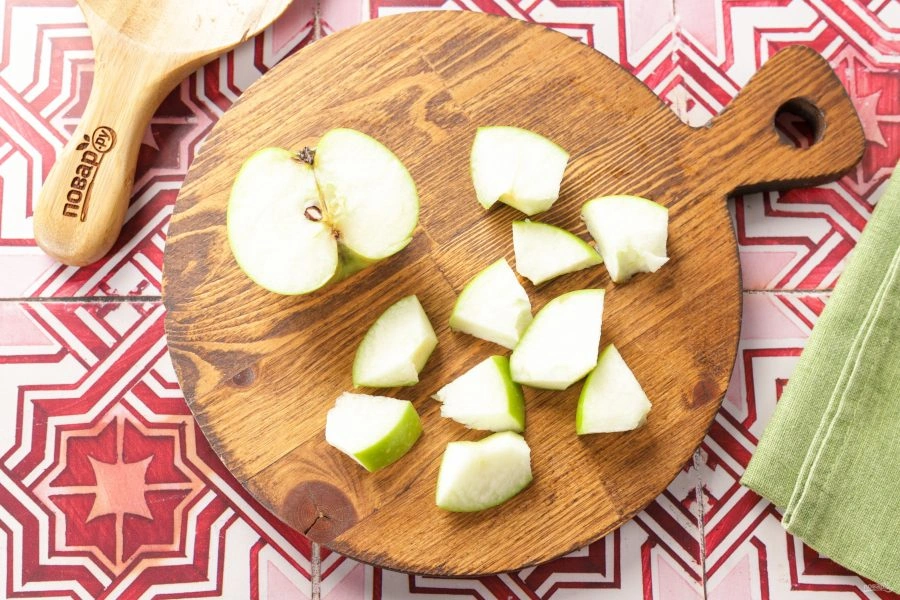 Шаг 2: Печень с луком и яблоками