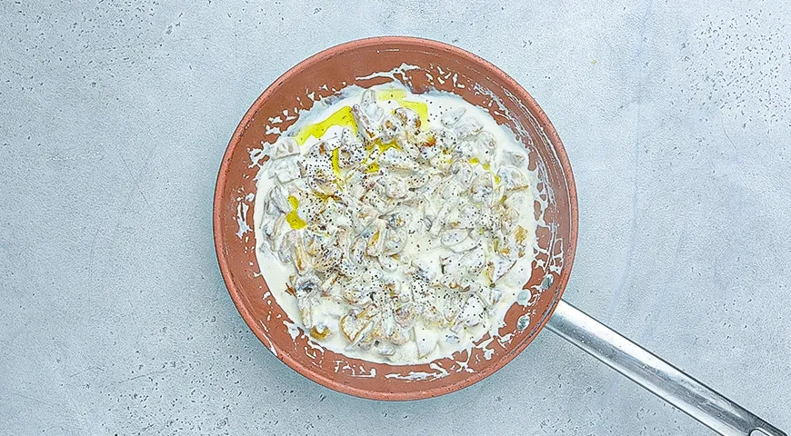 Пельмени с грибным соусом: шаг 2