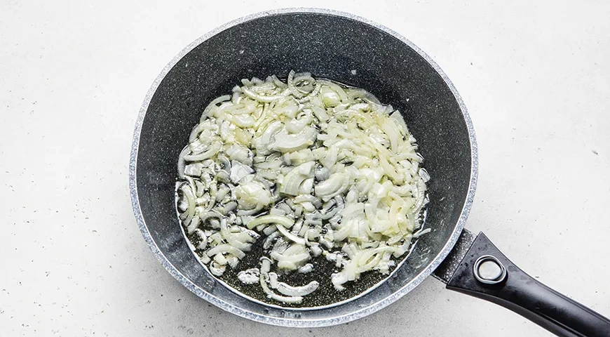 Пельмени со сметаной в горшочке: шаг 2