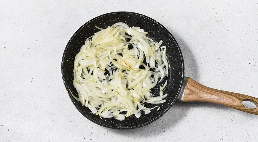 Пельмени в горшочке с сыром: шаг 2