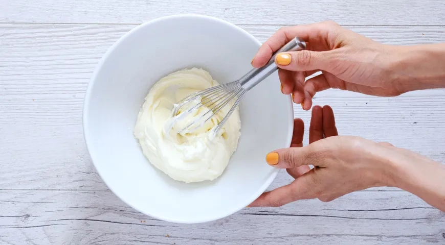 Песочный пирог с черной смородиной: шаг 2