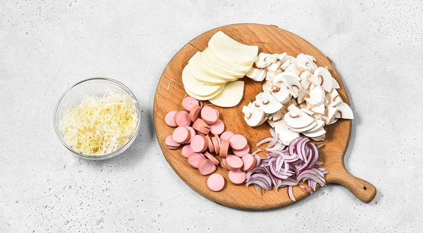 Пицца на сковороде на кефире: шаг 2