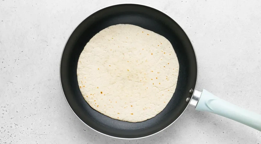 Пицца на тортилье на сковороде: шаг 2