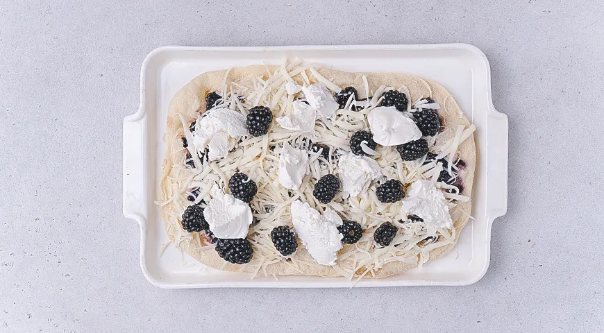 Пицца с ежевикой, моцареллой и рикоттой: шаг 2