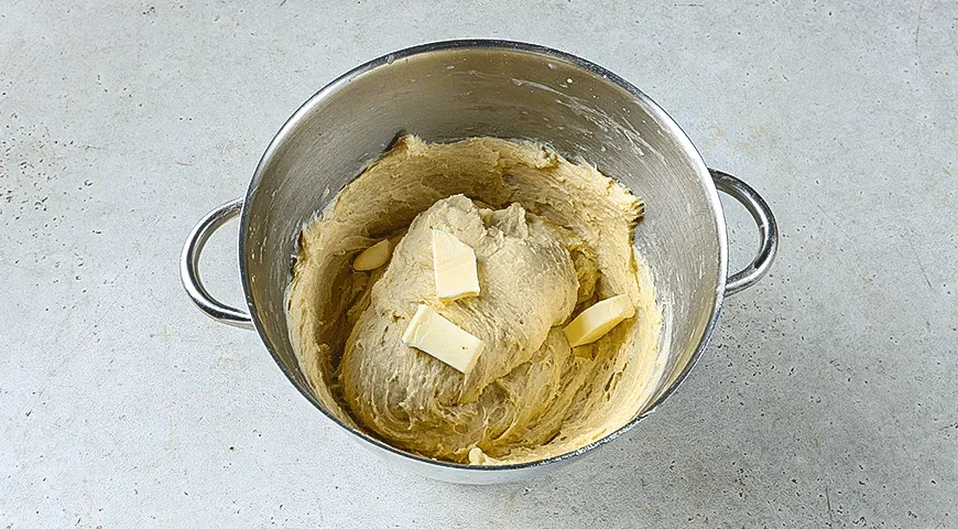 Пирог из булочек «Рождественский венок»: шаг 2