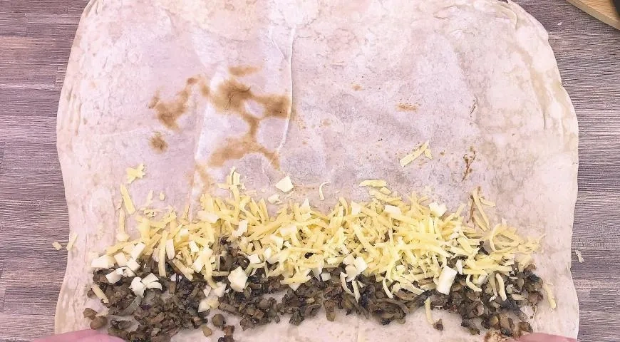 Пирог из лаваша с сыром и грибами: шаг 2