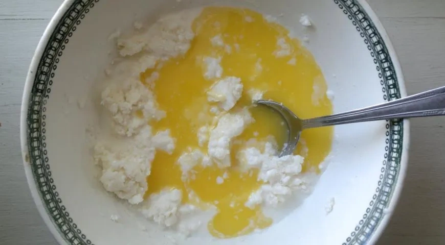 Пирог из творожного теста со сливами и ореховой карамелью: шаг 2