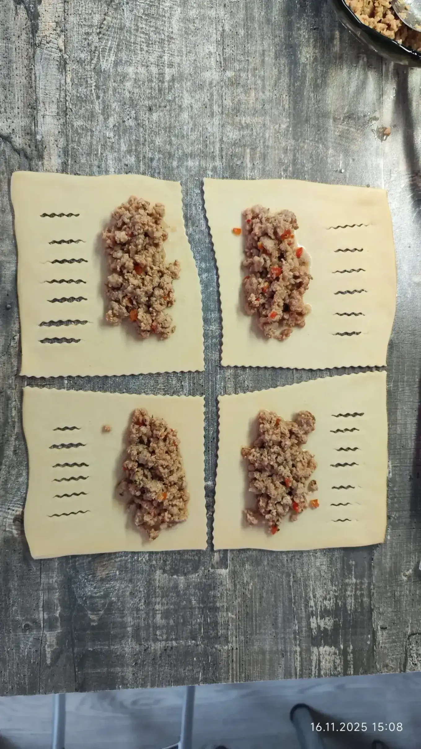 Пирожки с мясом из слоёного теста: шаг 2