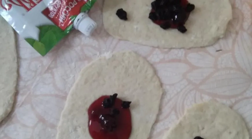 Пирожки с вишней, шоколадом и вишнёвым джемом Махеевъ к 14 февраля: шаг 2