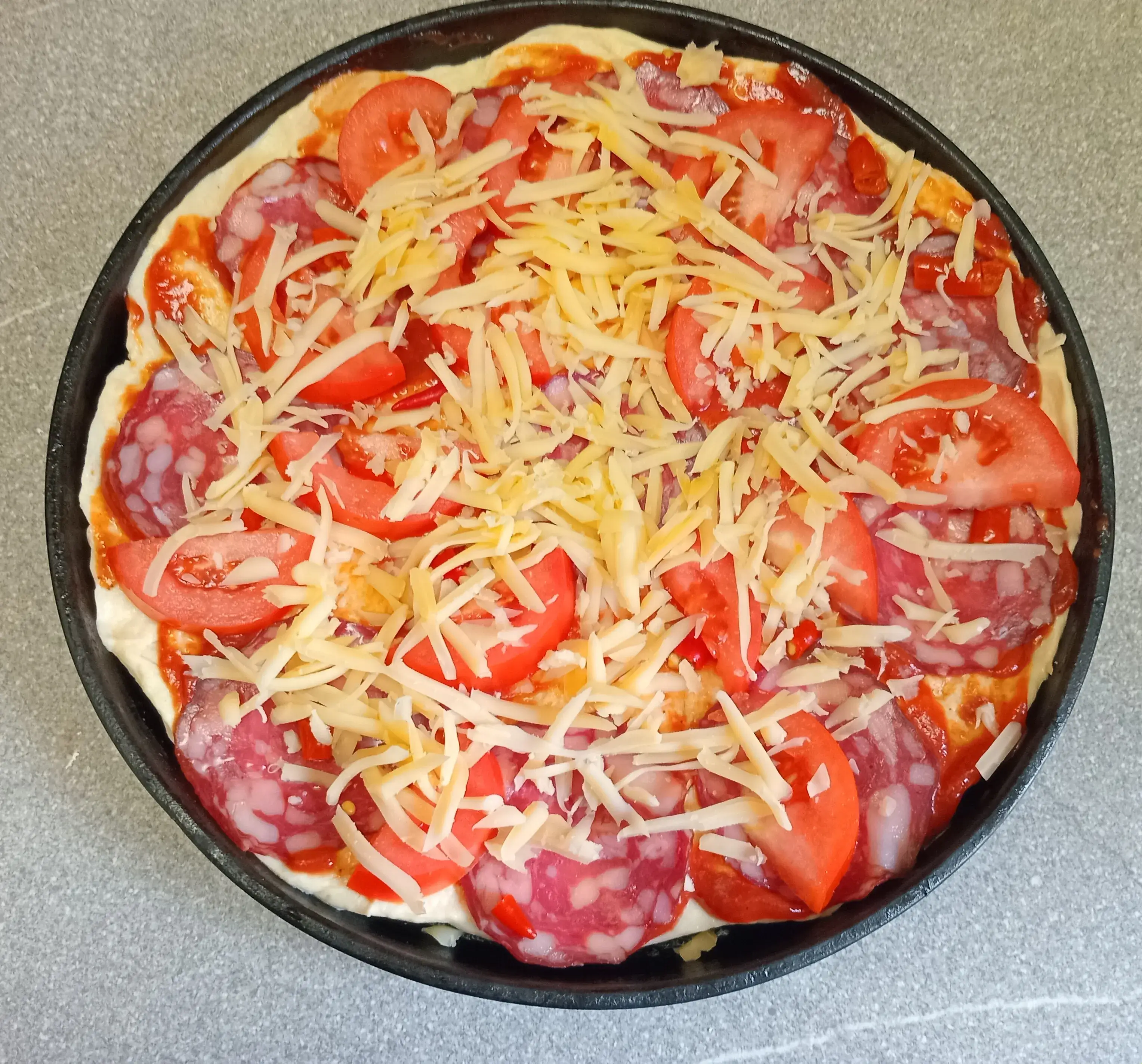 Шаг 2: Пицца с копчёной колбасой, помидором и сыром