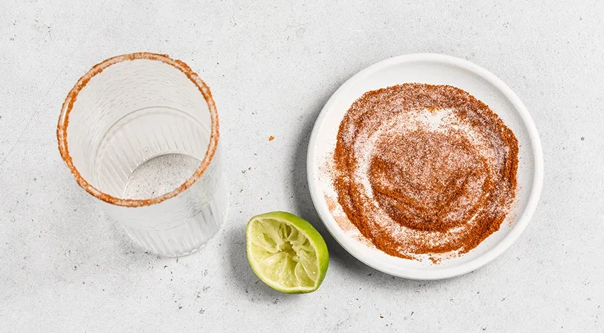 Пивной коктейль с томатным соком Мичелада: шаг 2