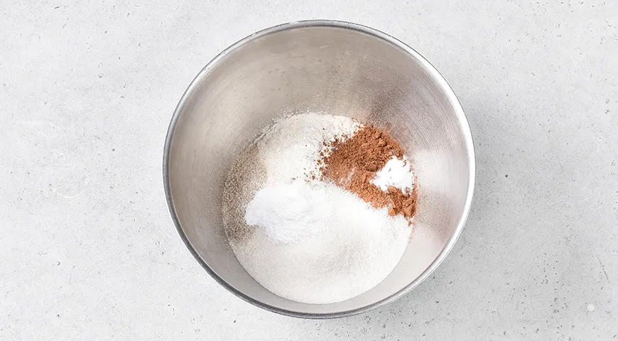 Простой шоколадный пирог с пропиткой и глазурью: шаг 2