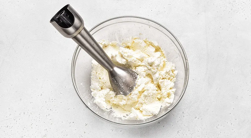 Пышные сырники на сковороде: шаг 2