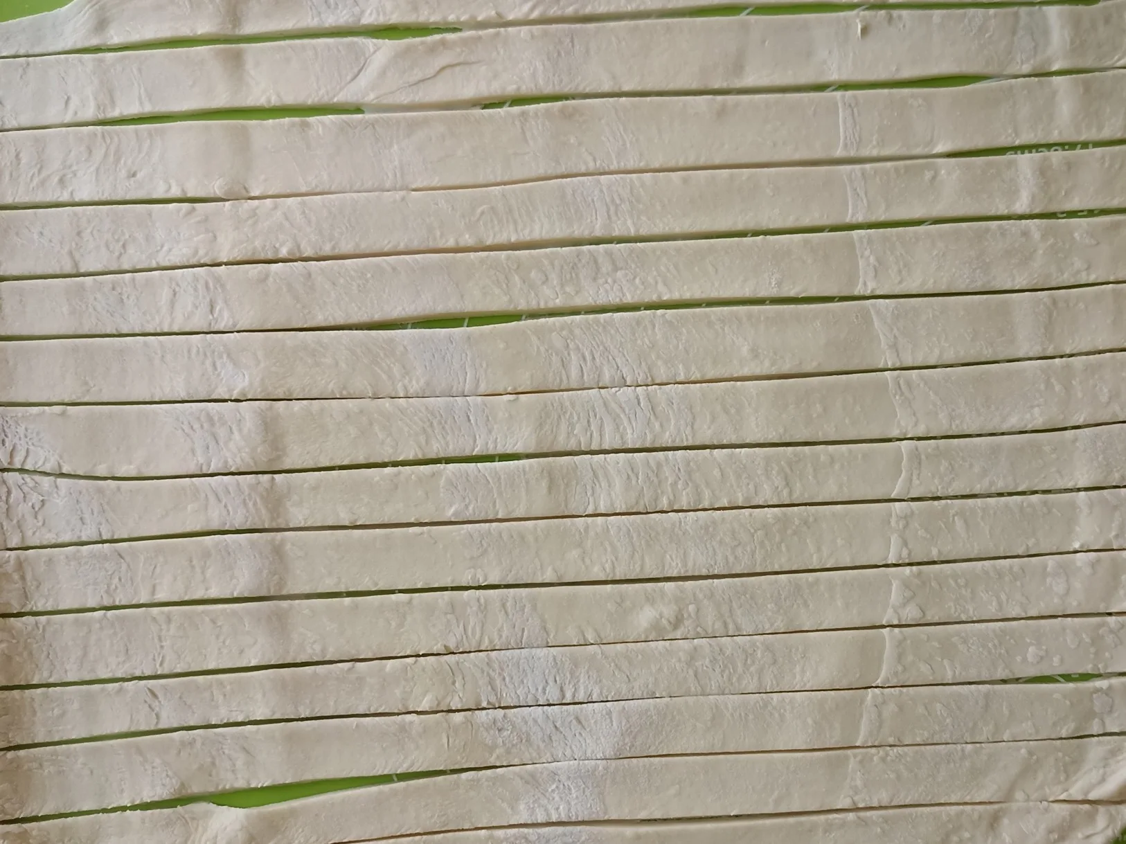 Шаг 2: Рогалики-подковки с яблоком из слоеного теста