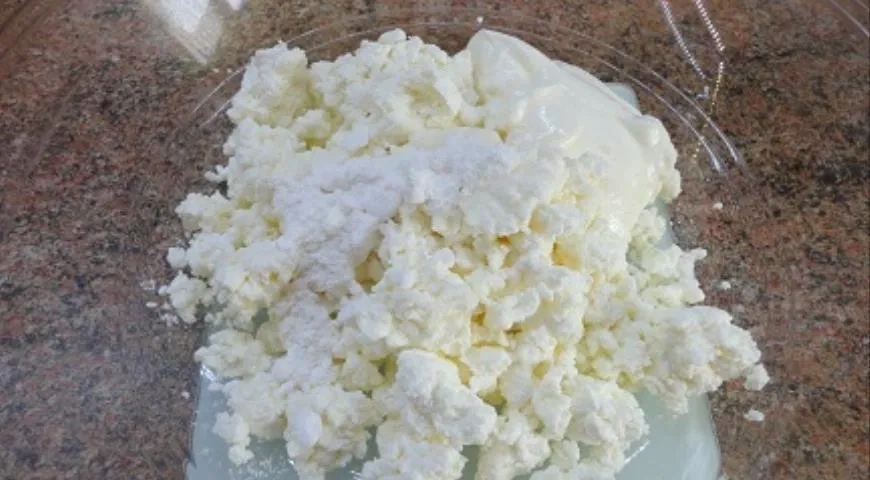 Роллы из творога с фруктами: шаг 2