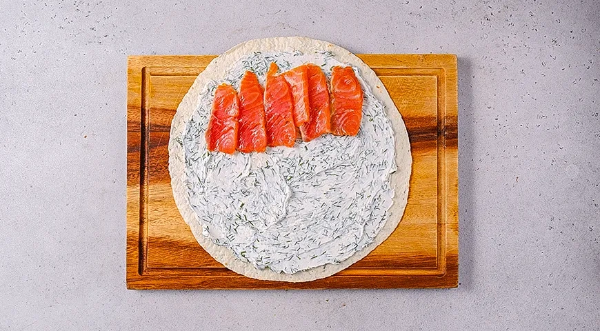 Роллы с красной рыбой в лепешке на палочках: шаг 2