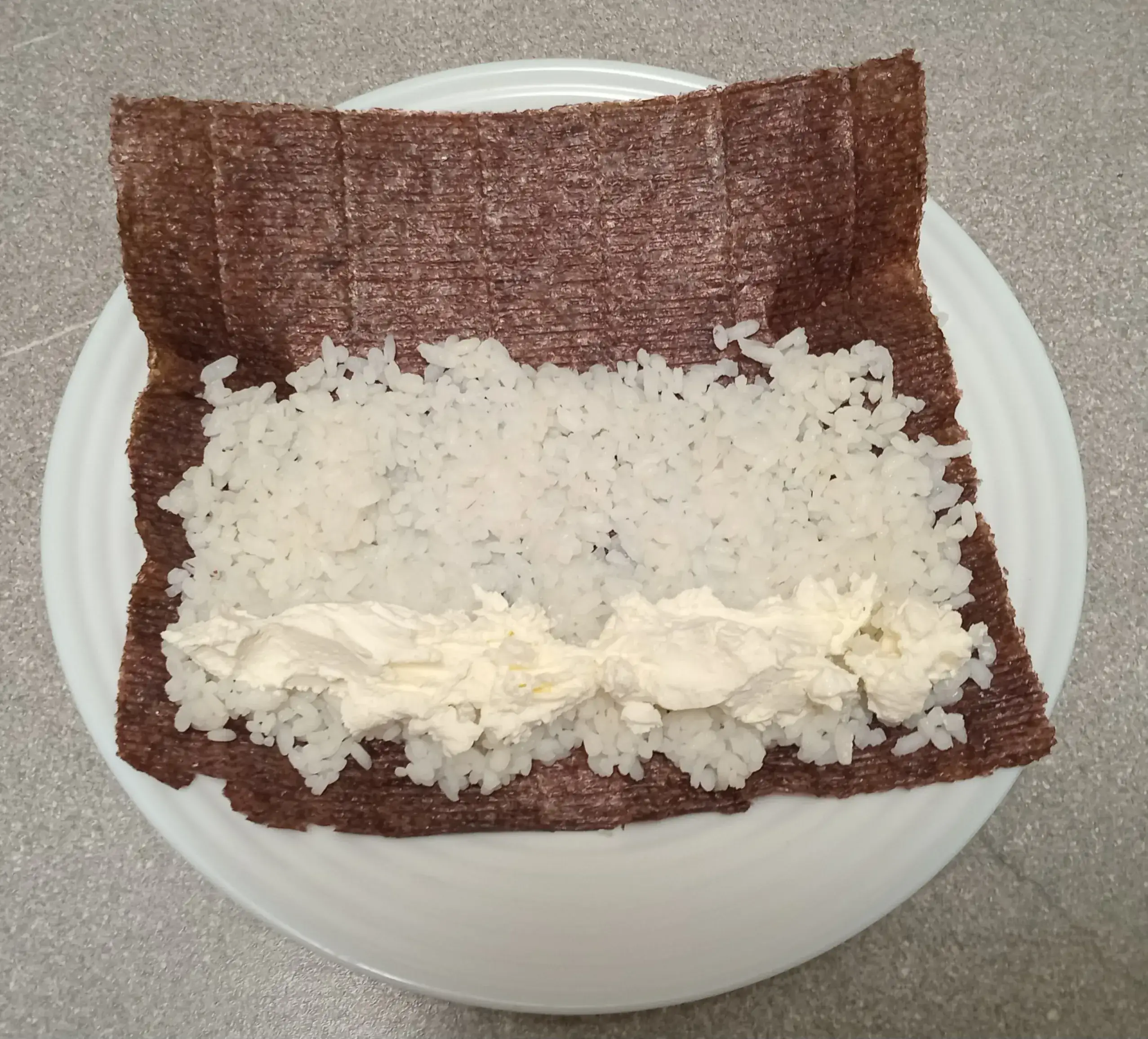 Роллы с лососем и огурцом: шаг 2