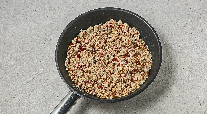 Рулет из индейки с колбасками: шаг 2